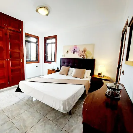 2 Bedrooms Heatedpool Aircon Cristianos Los Cristianos (Tenerife)
